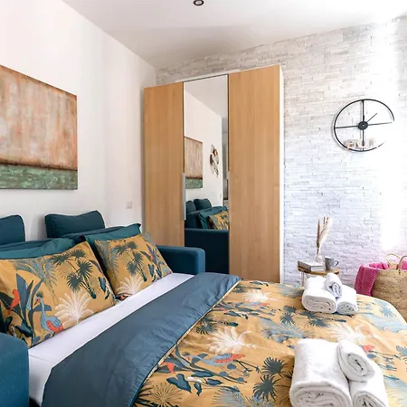 Patio & Parking - Self Check-in & Access Apartman *